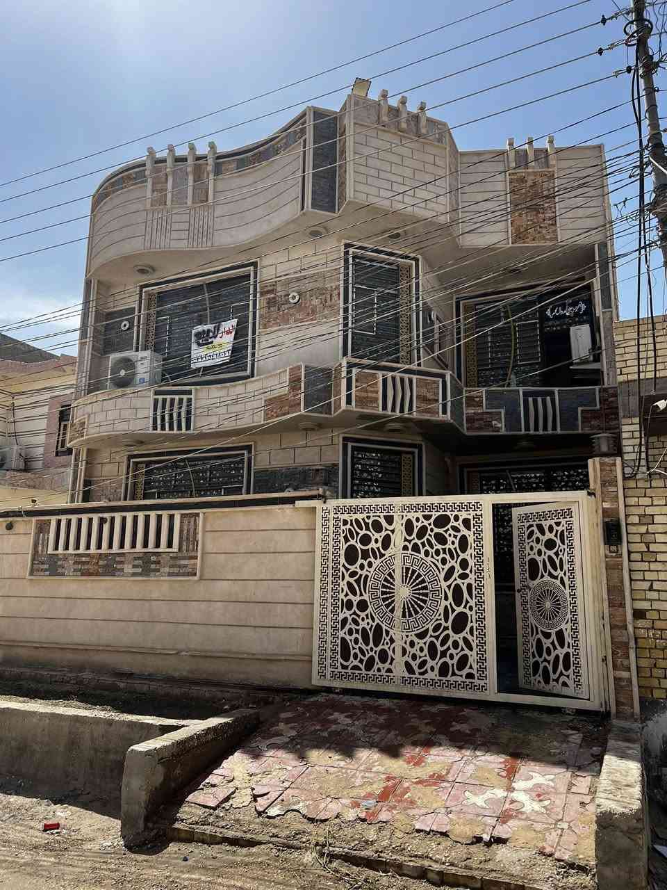 360

  السلام عليكم للبيع اقرة المنشور للاخير السكان العسكري بضهر التجاري ثالث فرع عن اسألة المياء موقعة حلو قريب عل شارع العام 
بيت للبيع 200متر طابقين بناء جديد كلة درجة أولى 
غرف نوم عدد6 نضام سويتات 
صحيات 7
غرفة مال سخانات 
مطبخ حار بارد 
درج دور الطابقين 
الصطح اوزكام وماستك و شتايكر يعني المطر انسا للعمر 
بيت متعوب علية إلى درجة متنوصف 
كلة مرمر من البيتونة للكراج البيت كلش مرتب 
ويا سيت كاونترات ضخم 
سبالت عدد 10
منضومة كامرات كاملة
البيت فارغ جاهز لسكن 
ملاحضة (المشتري360وبي مجال شي بصيط لشراي  مجال رقميي *********** 
البيت احلة من الصور بهواي مامسكون اقل السنة بناء 2021 وصبغ البيت كلة والمرمر مجلي قبل شهر يعني مناقص اي ملاحضة 
رقم القطعة    32931
وبي منضومة طاقة شمسية ⚡️⚡️🔋
يعني انسة المواد ولكهرباء 

  *********** 
بسمي تحويل ثاني يوم  
***********
