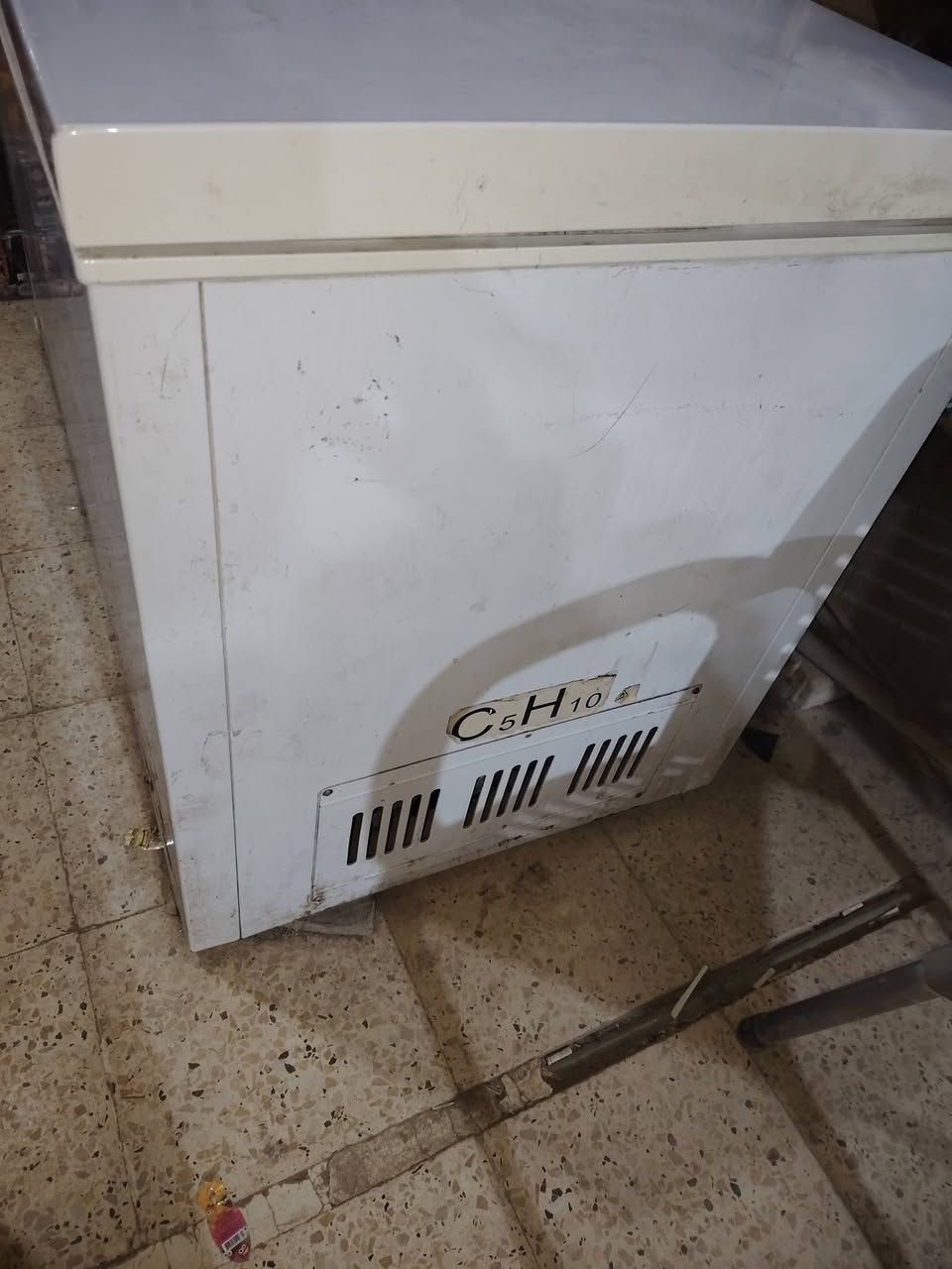 السلام عليكم مجمده للبيع حجم كبير نضيفه وشرط ماداخله تصليح مكاني كوت الانوار سعرها ٢٠٠ بيه مجال قليل مكلف للنشر الاتصال ***********
