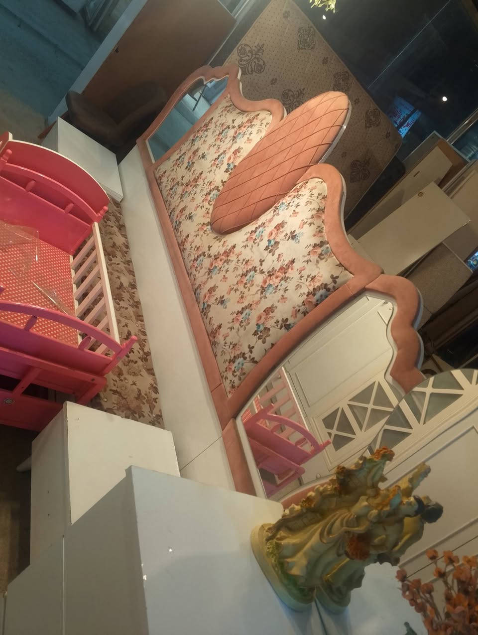 غرف نوم للبيع تركي اصلي كانتري السعر 700 مع الشد والنقل للاستفسار خاص او الاتصال على  ***********
