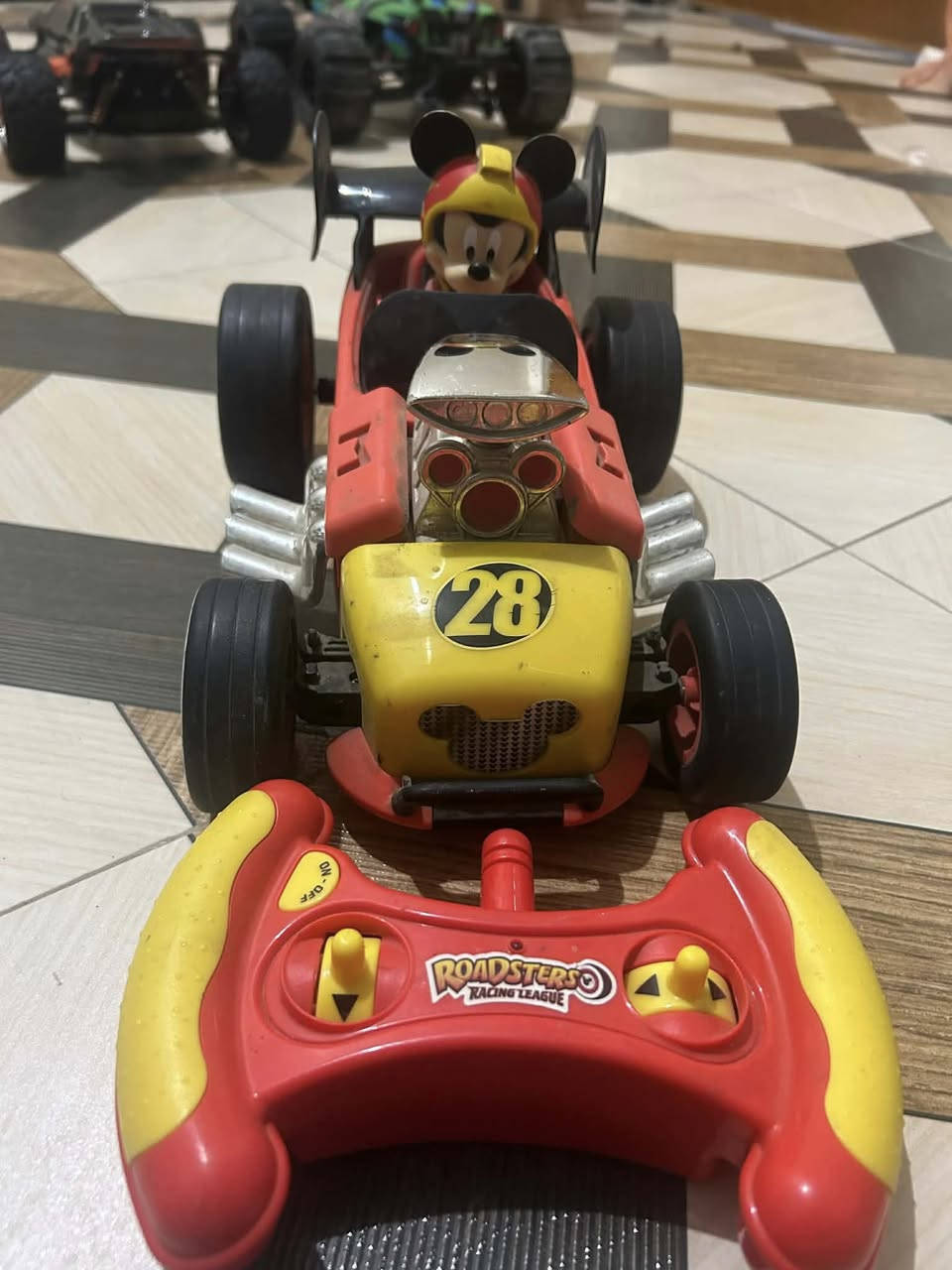 سيارات بهذا الشكل وحده ماريو سعرها 25وياها ريمونت وشاحنه
وثانيه مكي موس سعرها 15وياها ريمونت وتشتغل الباتري


**إذا كنت صاحب هذا الإعلان وتريد حذفه لأي سبب، رجاءا أرسل رسالة إلى الدعم الفني**