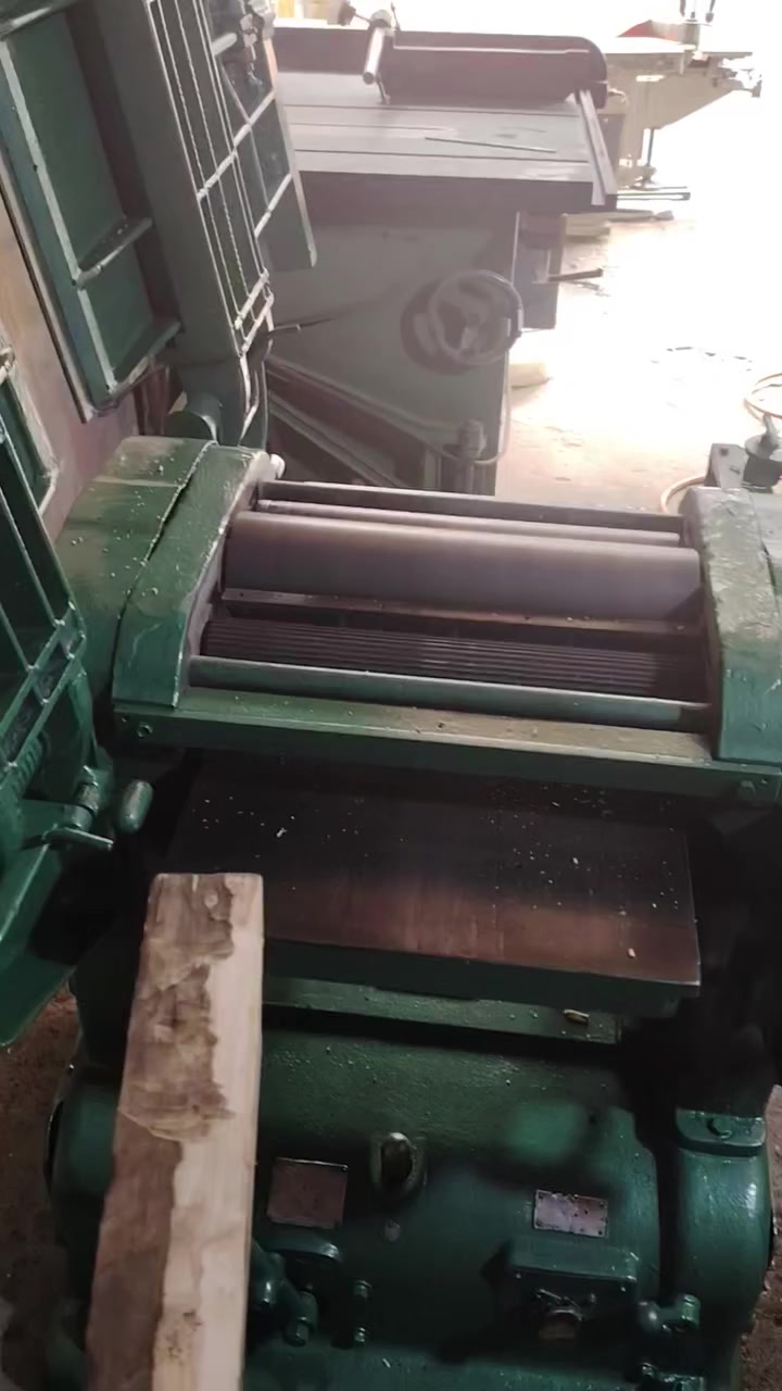 رنده دبل المانيه الصنع عرض طوبه 40سم  طوله160سم كيربوكس سرعتين ابلاديه المكينه لا كسر ولا لحيم بس الكشاو عمل السعر مليون وربع مكان بغداد النهضة شارع الهادي رقم ***********
