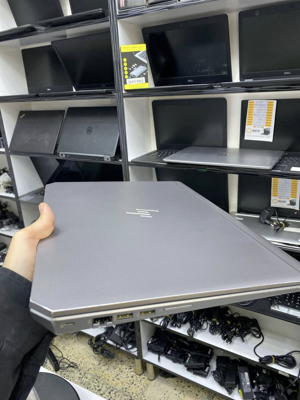 HP zbook 15 G5
معالج i7 جيل 8 (رام 16كيكا-هارد 256ssd m.2)
كارت شاشه خارجي نيفيديا p1000 )4GB)
شاشه 15 و الشاحنة بلاديه 120w 
السعر 520 الف 
***********
