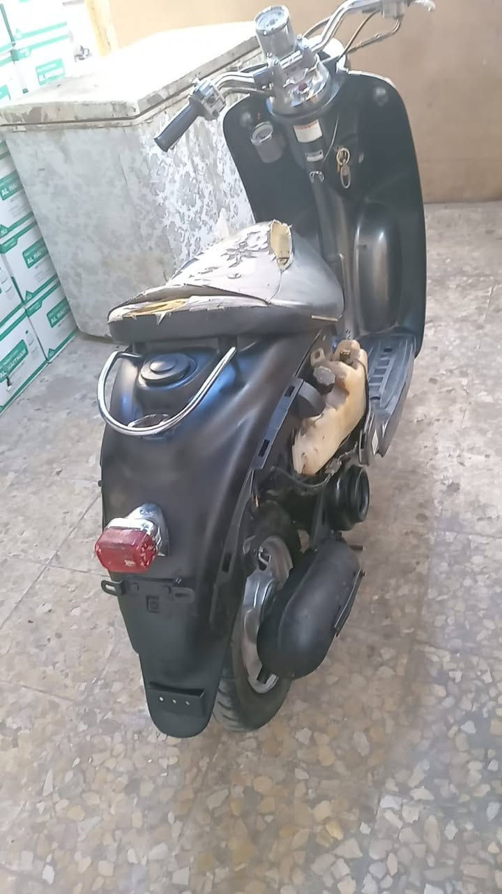 سلام عليكم شباب للبيع دراجه كلاسك فحل دراجه نكره هندر واحد شلع معدل تخبل مكينه بلاديه كهربائيات كله شغاله لايت اشاير هورن نقصه فقط اصفاح وباتري وكله بلادي حته لفيشه مال باتري بلادي سعر 200 وبيها مجال للطيبين مكاني بغداد مدينه الصدر وهذا رقمي ***********
