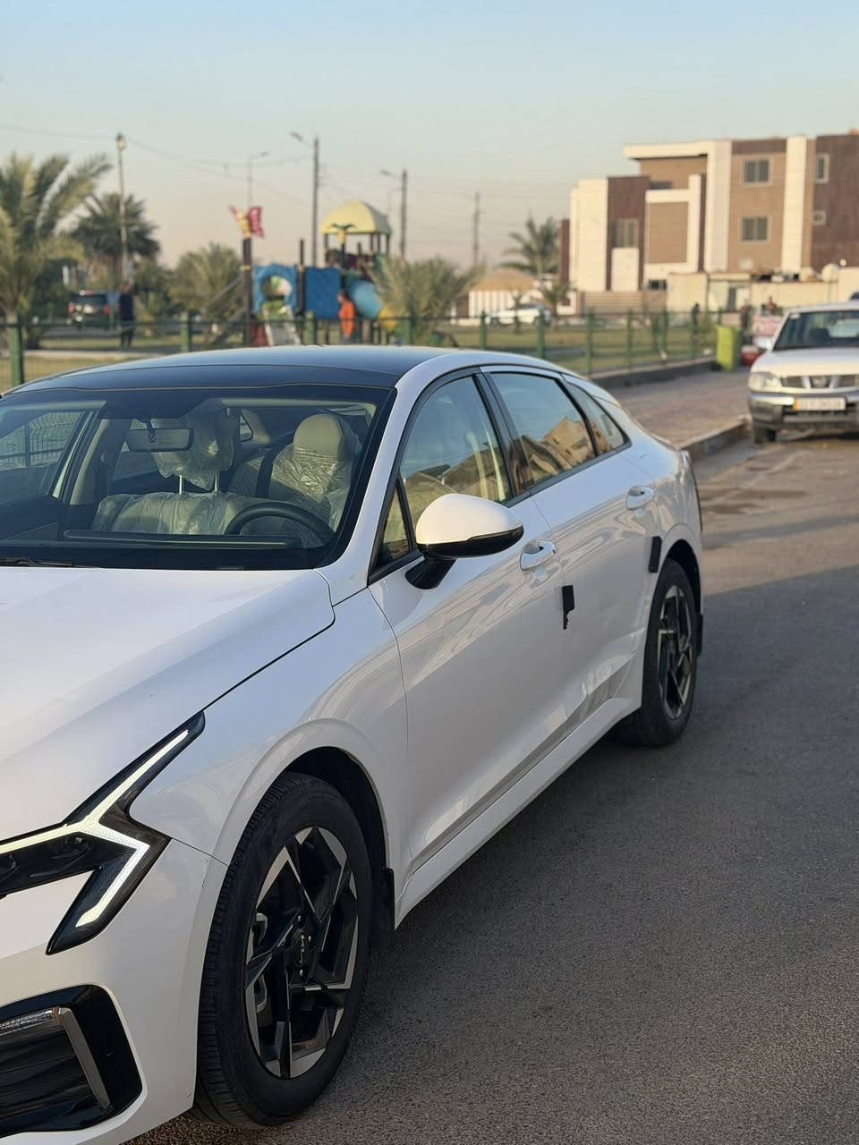 السلام عليكم كيا كي 5 2024 الشكل الجديد ضمان دولية خمس سنوات دفتر ضمان ودفتر دهن الشركة بيهة طخة كما موضح بلصور علة وضعيتهة ممصلحة ماشية 23 الف كيلو مكينة 2500 رقم بغداد 
موصفات السيارة 
بنوراما 
شاشة متصلة
ابل كار بلي اندرويد اوتو  
تبريد بيانو  مناخين منفصل 
كشن كهرباء 
كامرة خلفية 
داخل جلد اوف وايت 
مري قلاب قابل للطي اشارية ترحيبية  
 حساس امامي خلفي 
اربع وضعيات قيادة 
صندوق ذكي 
بصمتين السيارة باسمي 
السعر 198 وبي مجال 
رقمي ***********
