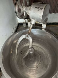 غراض مخبز للبيع عجانه جديده مستخدما فتره قليله حجم جيس طحين شيل وميز ت...