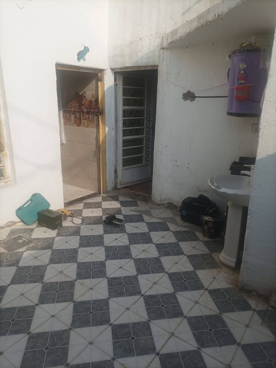 بيت للبيع نزله التمايمه مساحه 160 غرفتين نوم  صاله ومطبخ وستقبال وصحيات خارج وداخل كل سراميك بيت مرتب  البت بلوك  سكف عكاده وصاب الصطح ومزفته  بيت خير من الله السعر مناسب جدا للاستفسار الاتصال ***********
