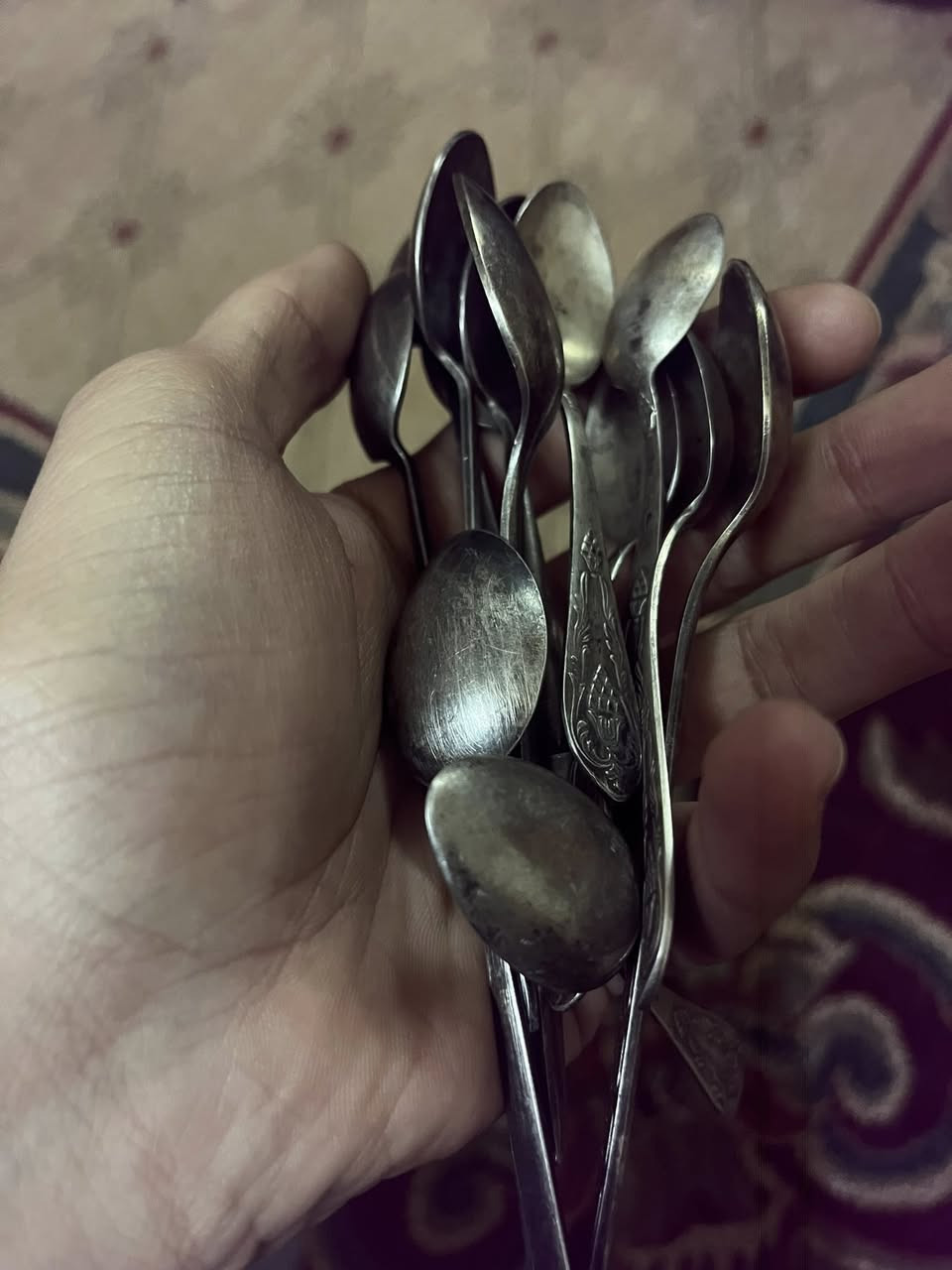 السلام عليكم عندي هذني معالق فضة ستيرلنغ عمرهن ٩٠ سنة اريد ابيعهن
وزنهن ٢٥٤ غرام بعد الفحص ٩٢٪؜ فضة والباقي نحاس 
للتواصل ***********
