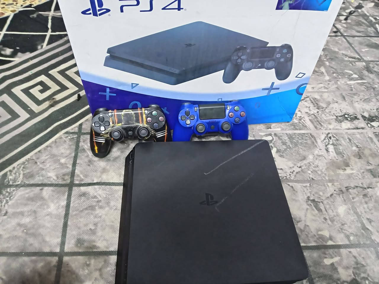 السلام عليكم PS4 slim ستيكر نضافه ١٠٠ يدات ٢ نص تيره بي حساب اونلاين والعاب جي تي وكودو فور اخر جزء والعبه الثالثه اقوه لعبه حالين من حيث اصدارها العبه سعرها ٦٠ الف ماخذها ونضيف القرص جدا سعر ٢٠٠ مكان بغداد الحسينيه  *********** واتساب او تصال
