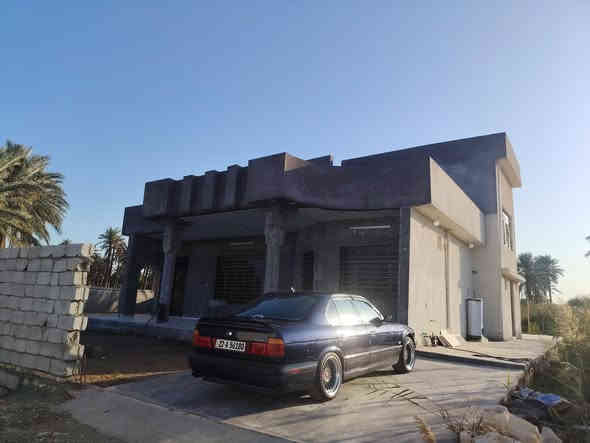 السلام عليكم
للبيع دونم ملك صرف مع بيت كامل غير مسكون ( زيرو ) 
في بغداد تاجي شاطئ التاجي قرب جامع الامام علي عليه السلام  يبعد عن الشارع الرئيسي 300 متر 
يتكون البيت من 
صالة ضيوف 7×4.5
مطبخ 6×4
حولي 11×4.5
ثلاث غرف نوم  5.5×4.5
 نقص ابواب داخلية و ظفيرة كهرباء 
اي استفسار 
***********
***********
