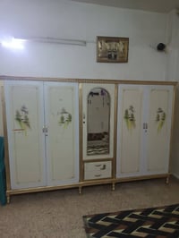 خزانة ٥ أبواب • للبيع