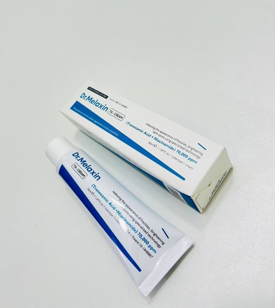 تعبتي من الكلف؟
ملّيتي من البقع اللي ما تختفي مهما جربتي؟ 👀
💙 عصارة  الحل وصل… Dr.Melaxin TX Cream 💙
القوة المركّزة للتفتيح الحقيقي!
🔬 تركيبة احترافية تحتوي على:
✔️ Tranexamic Acid 70,000ppm – يقاوم التصبغات من الجذور
✔️ Niacinamide – يوحد اللون ويمنح إشراقة فورية
✨ شنو راح يغير ببشرتچ؟
✔️ يقلل الكلف والبقع الداكنة بشكل ملحوظ
✔️ يفتح آثار الحبوب
✔️ يخلي البشرة صافية وموحدة
✔️ يعطي نضارة تبين من أول فترة استخدام
💧 قوام خفيف سريع الامتصاص
📦 حجم 50 مل – يكفيچ فترة ممتازة
💡 طريقة الاستخدام:
مرتين يومياً على بشرة نظيفة + واقي شمس صباحاً حتى تحافظين على النتيجة
سعر خاص
توصيل لجميع محافظات العراق


**إذا كنت صاحب هذا الإعلان وتريد حذفه لأي سبب، رجاءا أرسل رسالة إلى الدعم الفني**