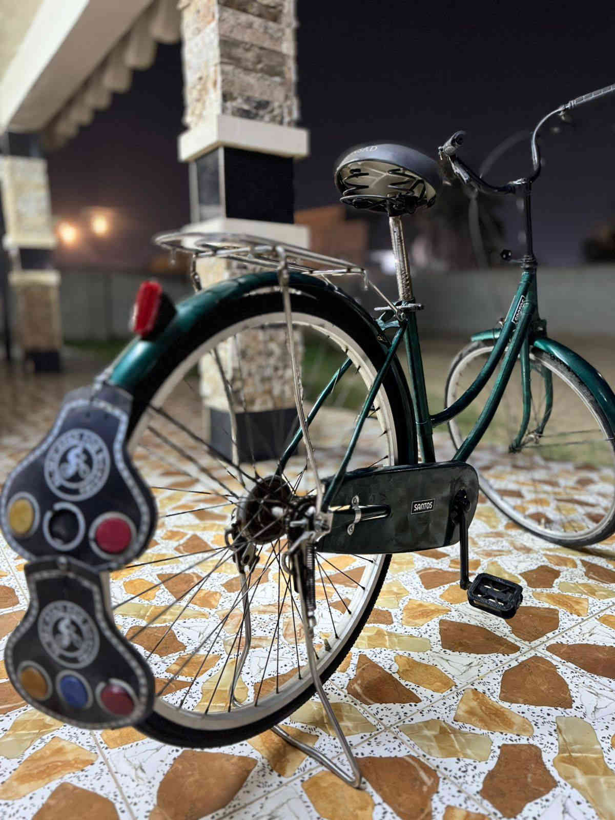 السلام عليكم
للبيع بايسكل حجم 26 
لون اخضر + وشم بل لون 
كل نقص مابي جديد جدآ 
استخدام شي قليل
 للتواصل *********** 
مكاني مقابل منشأ نصر شارع عمشه
