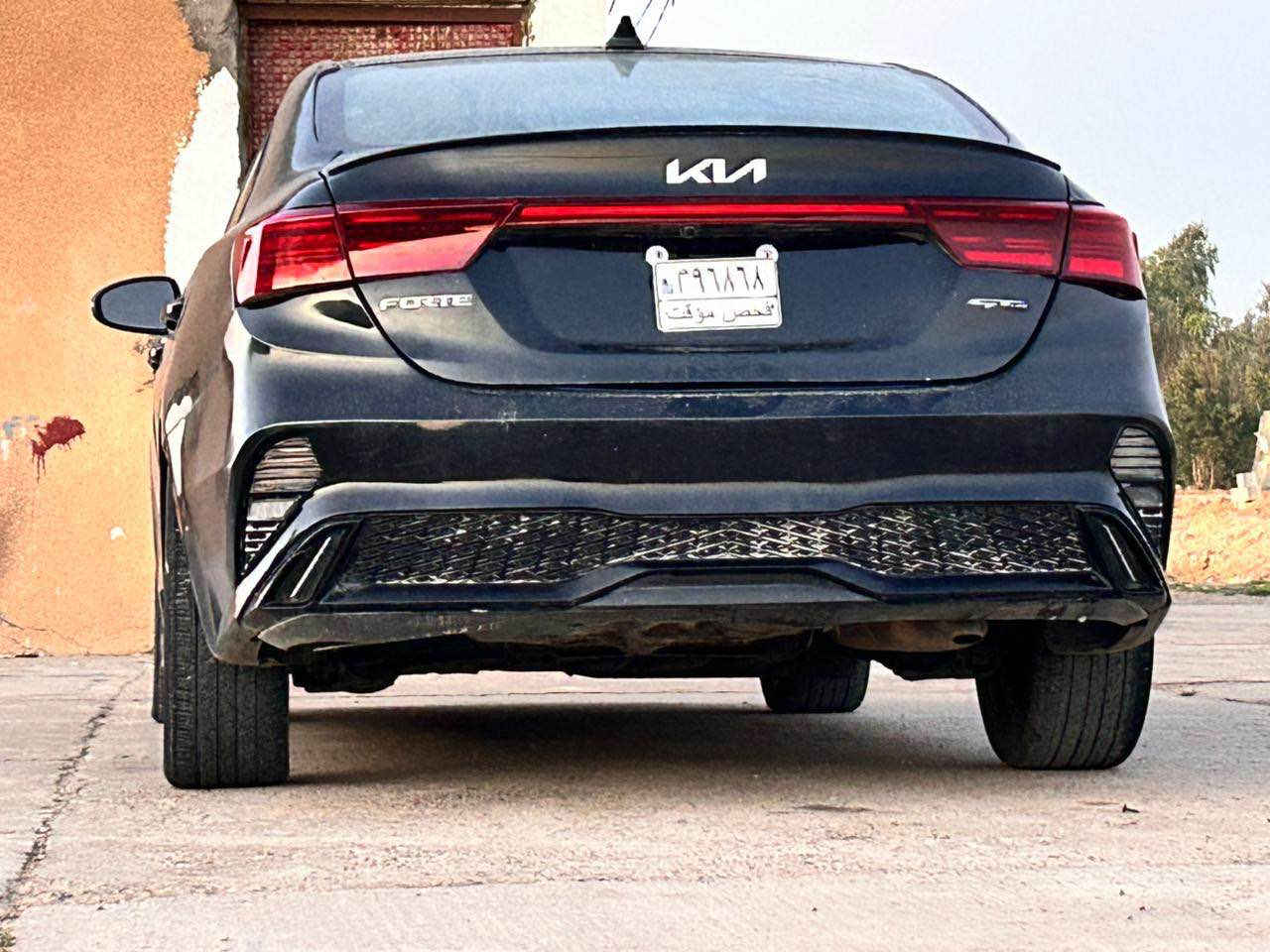 للبيع كيا فورتي GT Line موديل 2024
 • الفئة: GT Line
 • فول مواصفات ما عدا فتحة السقف
 • اللون: أسود
 • الممشى: 20 ميل فقط
 • رقم فحص مؤقت

الضرر:
 • جام لغ خلفي
 • ربع الباب الخلفي

⸻

المواصفات والتجهيزات:

🚗 المحرك والأداء
 • محرك 4 سلندر
 • قير أوتوماتيك
 • أوضاع قيادة (Sport / Normal)

🛞 الويل والتصميم الخارجي
 • ويلات رياضية ألمنيوم GT Line
 • مصابيح أمامية LED
 • إضاءة نهارية LED
 • مرايات جانبية كهرباء مع إشارات
 • جناح خلفي GT Line
 • عادم رياضي (ديزاين GT)

🛡️ الحساسات والرادارات (أنظمة السلامة)
 • حساسات أمامية
 • حساسات خلفية
 • رادار النقطة العمياء (Blind Spot)
 • رادار الخروج عن المسار (Lane Assist)
 • رادار الاصطدام الأمامي
 • نظام التنبيه من التصادم
 • نظام المحافظة على المسار
 • نظام الثبات الإلكتروني
 • مانع الانزلاق
 • كبح طوارئ

📸 الكاميرات
 • كاميرا خلفية واضحة
 • خطوط ديناميكية مع الحركة

🧠 الداخل والراحة
 • تشغيل بصمة (Push Start)
 • مفتاح ذكي
 • شاشة وسطية كبيرة
 • شاشة معلومات رقمية
 • Apple CarPlay & Android Auto
 • تحكم بالمقود
 • نظام صوتي ممتاز
 • مقاعد جلد + قماش (GT Line)
 • تحكم كهرباء بالمرايات
 • مكيف قوي
 • USB / Bluetooth

⸻

📞 الهاتف***********
📍 العنوان: بغداد – مجمع الزهور – النعيري بغداد, العراق
