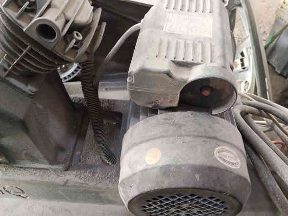 كمبريسر للبيع سعة 300 جديد مستعمل شي قليل السعر 650 الف مكاني بغداد الشيخ عمر ***********
