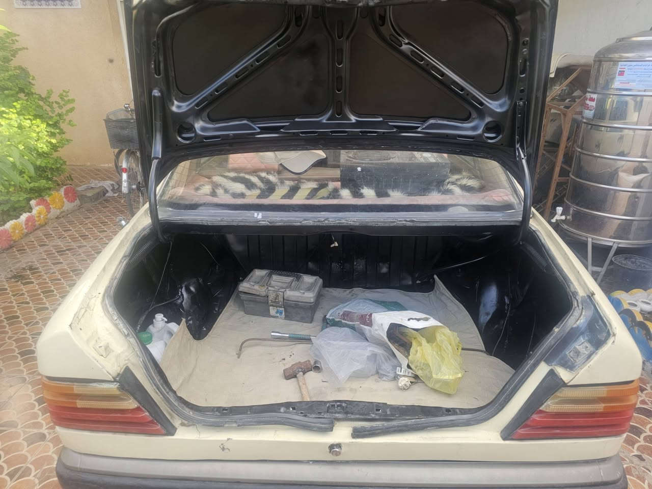 مرسيدس E230 موديل 1990 نضيفه تخبل مكفولة كير ومكينة vvtرياضي جدد تايرات جدد كهربائيات شغله سيارة خير من الله سعر 60 ورقه وبيه مجال تواصل عل رقم *********** بيع او مراوس بسيارة كون 7راكب

