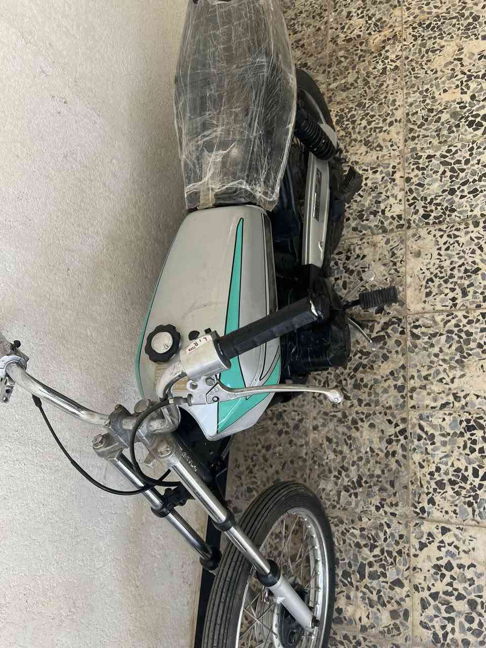 يراني 5 كير بدون اكفلكياها عشائر 
كلجاتها كلش قويه 
السعر 350 وبيها مجال 

0774 719 7136

