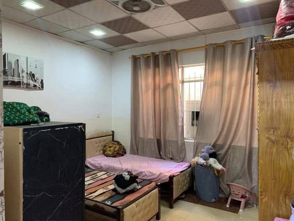 سلام عليكم 

بيت للبيع في حي المحاربين مربع الذهبي قرب روضه الفرسان قرب جامع ذياب العراقي 

بناء 90 محدث 2020 سند طابو الزهور شرط التحويل 

مساحه البيت 200 متر واجها 10 متر عمق 20 متر 

يحتوي البيت ع استقبال وهول وغرفتين نوم ومطبخ حار وبارد وصحيات خارجي وداخلي وكراج سياره وحديقة 

طابق الثاني هول و3 غرف نوم وصحيات ومناور ومخزن وبيتونه 

يحتوي البيت ع 

نظام كاميرات 

نظام سبالت 

نظام غسالات

ملاحظة هدية مع البيت 4 سبالات والكاونترات 

للاستفسار عن سعر البيت الاتصال ع الرقم وبي واتساب   -   *********** ,,,,,***********
