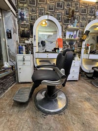 غراض المحل كامله للبيع وكلشي موضح بل فديو وبل صور 3 كراسي حلاقه 3 معرض...