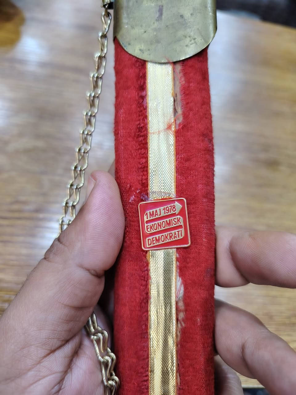 سنه ١٩٧٨ صناعه هنديه مقبض نحاس طوله ٩٠ سم نظافه تامه
واتساب *********** العنوان ديالى خانقين يوجد توصيل
