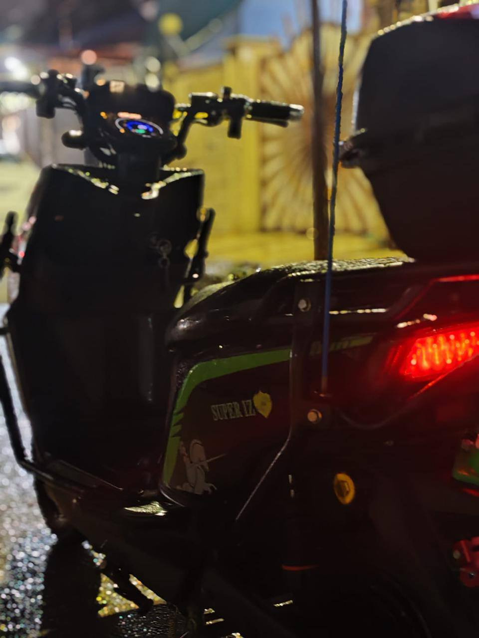 ماطور شحن جديد بالكارتون مستعمل شهر بي وصل شراء من الشركة وبي ستة باتريات 318رقم هاتف***********
