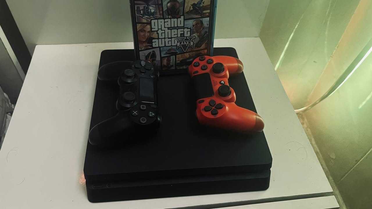 🎮🔥 للبيع – بلايستيشن 4 سلم (PS4 Slim) 🔥🎮
جهاز نظيف جداً ويشتغل 100% بدون أي مشاكل ✨

📦 المحتويات:
✔️ جهاز PS4 Slim
✔️ يدين تحكم (دوال شوك)
✔️ قرص GTA V 🔥
✔️ جميع الملحقات (أسلاك كاملة + HDMI + شاحن)

🎮 الجهاز يشغل كل الألعاب بسلاسة وبدقة Full HD 🔥
(الأداء نفس الفات بس بحجم أصغر وأهدأ) (GameSpot)

💰 السعر: 235 وبي مجال بسيط 

📍مكاني: مدينة الصدر 
📩 للحجز أو الاستفسار خاص او *********** واتساب
