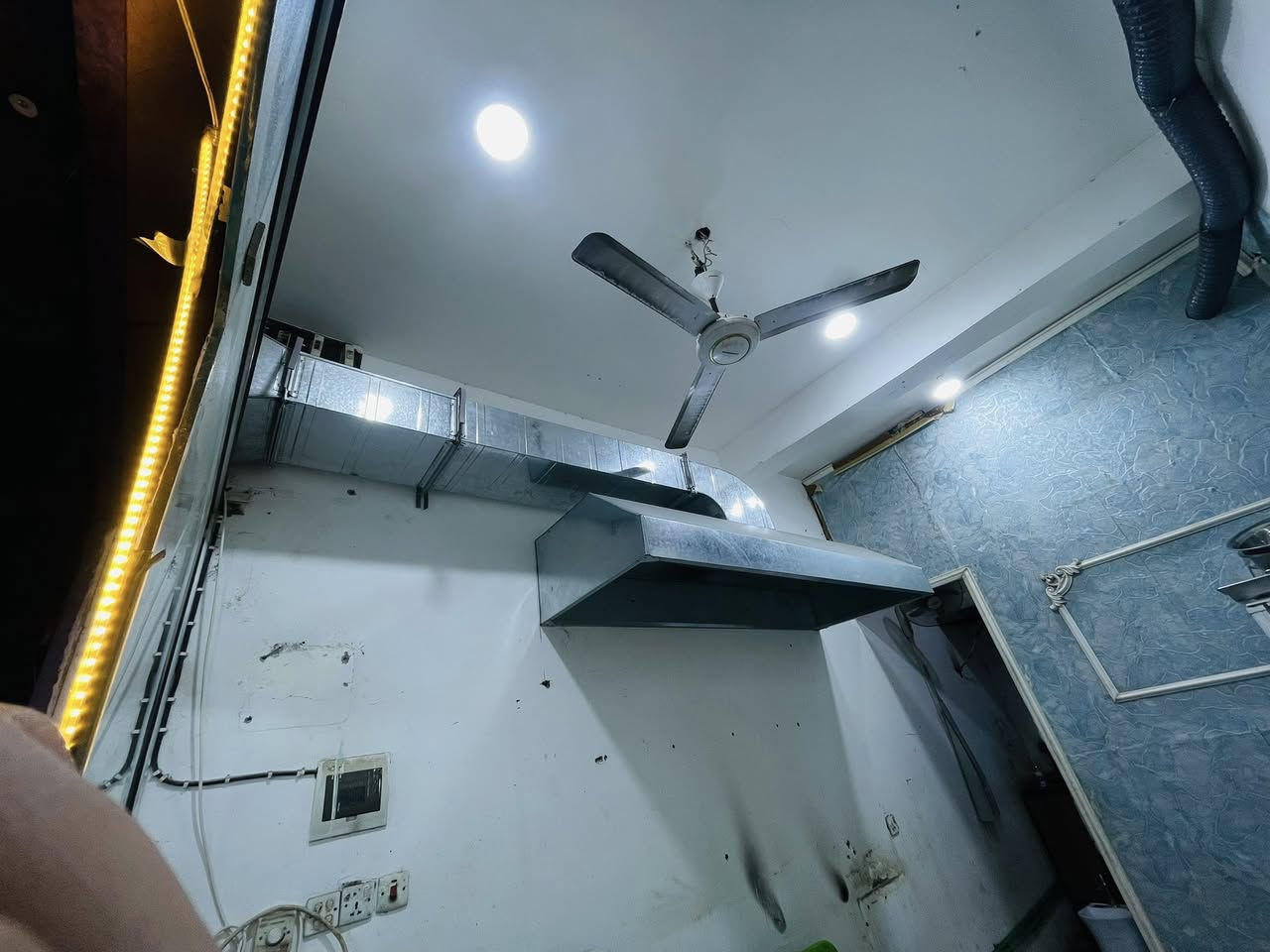 مفرغه للبيع مال مطاعم نضيفه حيل  استخذام سبوع فقط عنوان ال باني. تواصل *********** سعر 300  وبيه مجال
