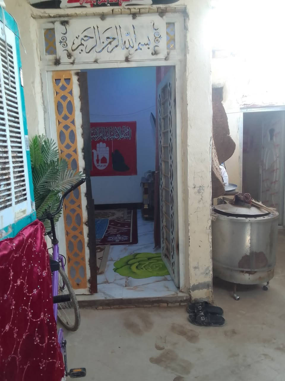 السلام عليكم دار للبيع المساحه 140 متر غرفتين وصاله و دوانيه و مطبخ و صحيات داخليه و خارجيه منطقة الدجين نزلت منفذ الطاهر بناء عكاده جديد واي استفسار أتصل على رقم صاحب البيت انا مكلف بالنشر *********** رقم صاحب الدار السعر 50 بي مجال
