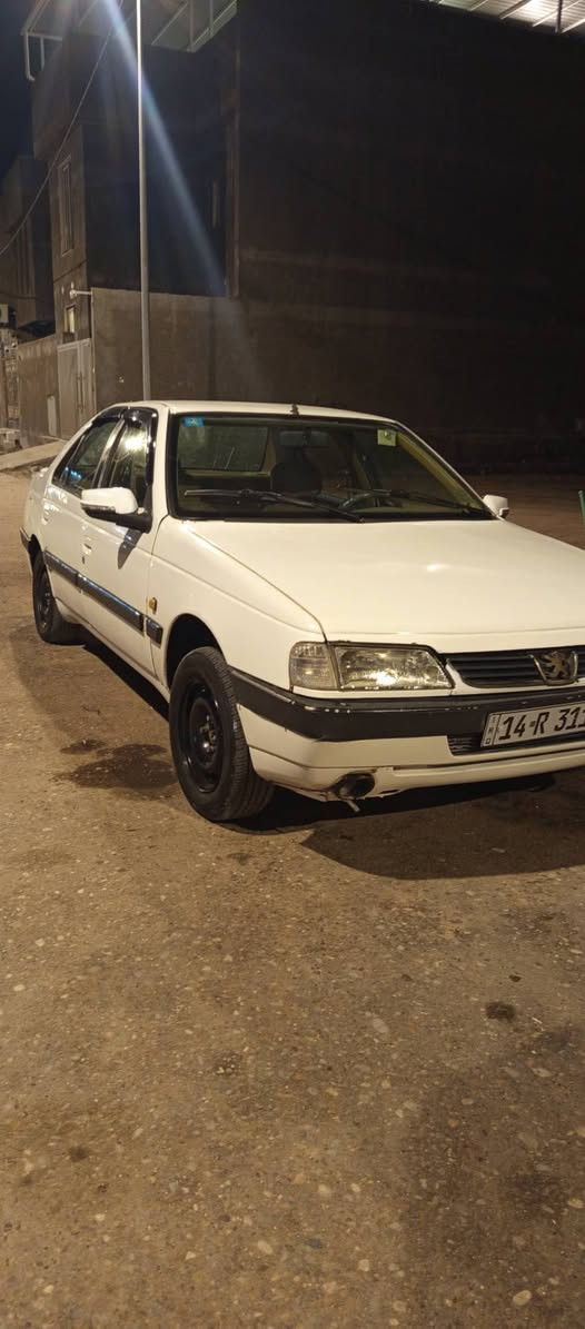 للبيع بيجو 405 سياه حلوه وجاهزه مكينه وكير جدد تبريد شغال حداديه جديده سياره كبل للشارع رقم انكليزي تحويل ثاني يوم السعر 33 وبيها مجال *********** البصرة, العراق
