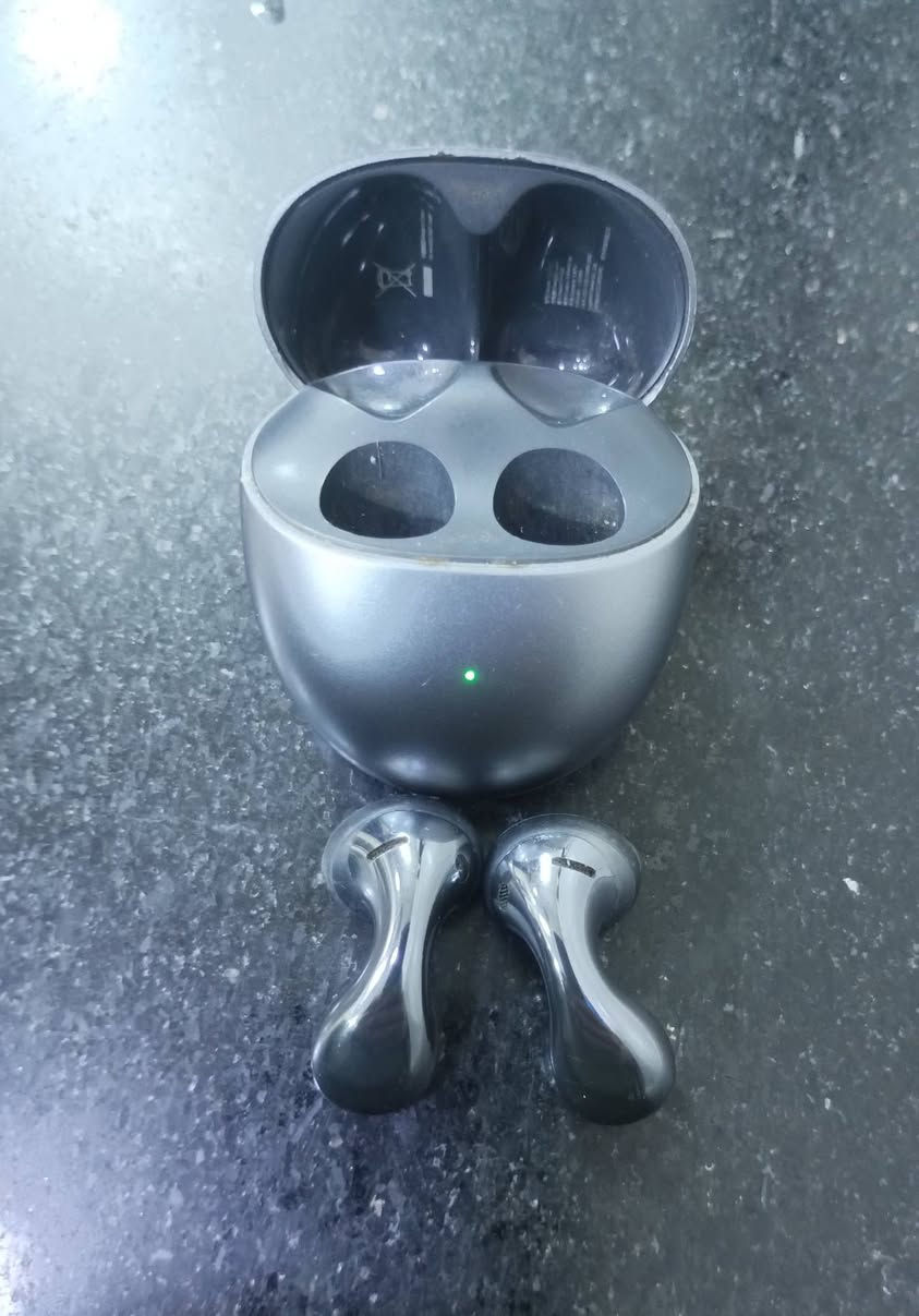 سماعة هواوي HUAWEI FreeBuds 5  حلوه ونضيفه ويا كارتون السعر 70 هاتف *********** او خاص..
