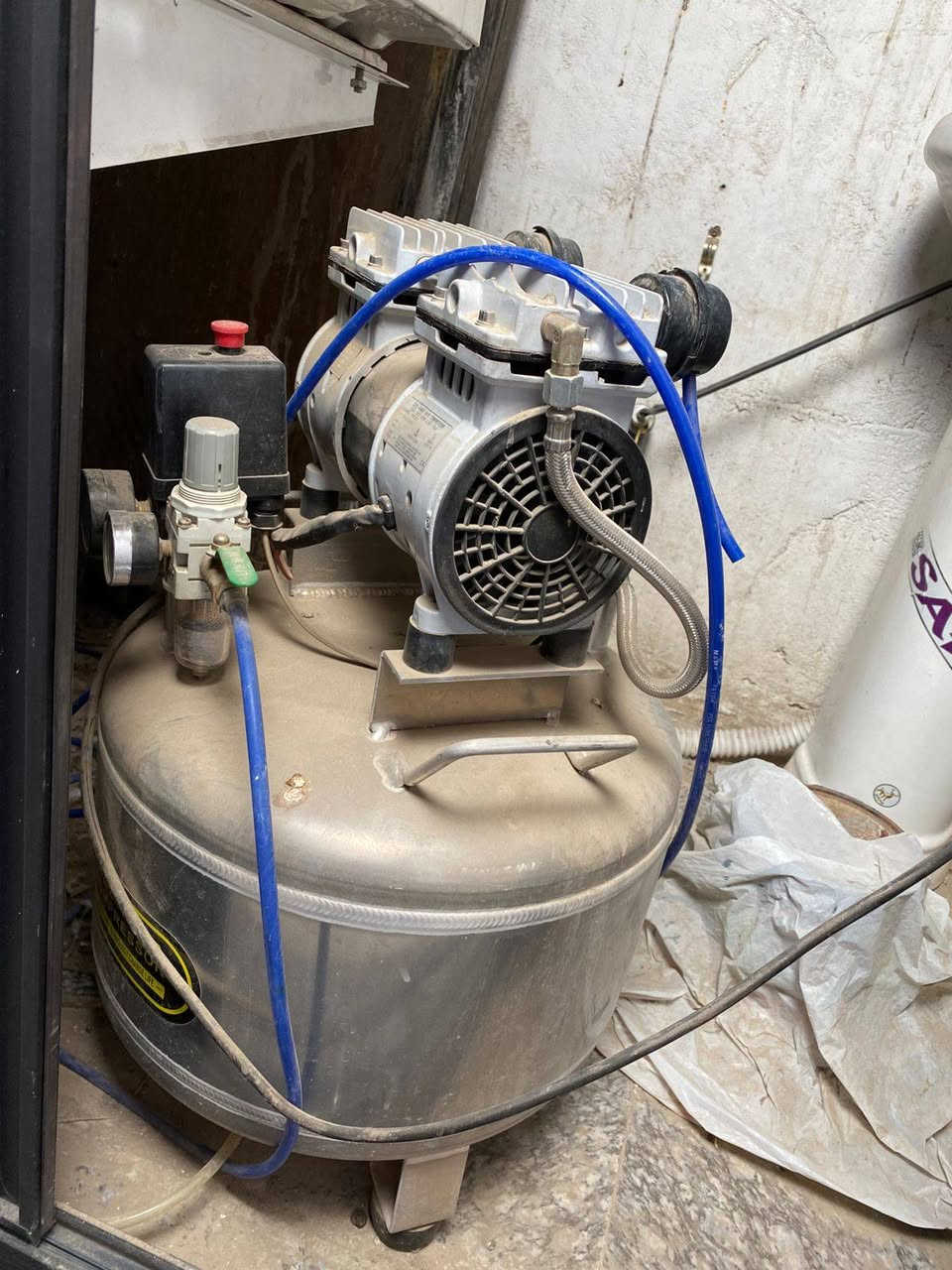 السلام عليكم مكلف بالنشر..
عيادة متكامله للبيع تشمل:
1.جير  اسنان عدد 2 (واحد اخو الجديد مصارله كم شهر والاخر مستعمل )
2. تبريد  عدد 2 (tosot and general)
3.كراسي استراحه مراجعين جلد عدد 1 وكرسي مفرد جلد عدد 2
4.قطع كاونتر للمستلزمات الطبيه عدد 2
5.ثلاجه منضديه 
6. Autoclave 
7. Portable xray
8.lightcure
9.endomotor
10.جهاز تقطير الماء
11.كومبريسر
وتشمل ايضا على مواد اسنان كامله من هاندبيس وايرموتور وكافه المواد الاساسيه بالعياده المكان بغداد للتواصل  الاتصال على الرقم 
***********
