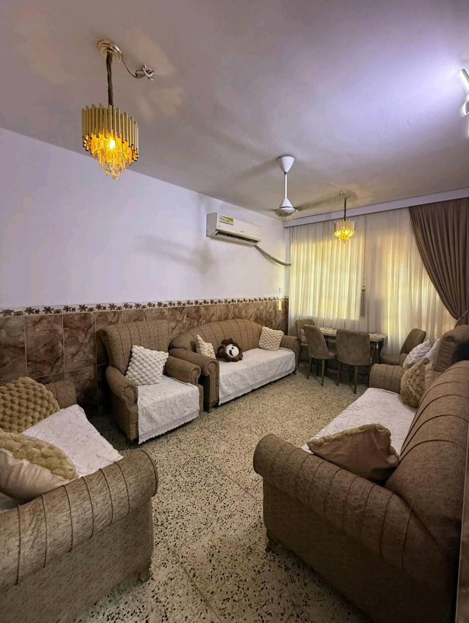 دار للبيع مسلح بيه مدخلين وطابقين طابو صرف ١٢٠متر يحتوي على كراج كبير وغرفتين نوم وسطحين كبار منطقة الشعب الصحة فرع علوة السمك زمزم