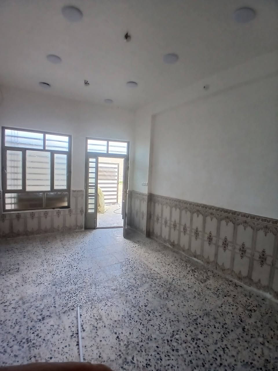 بيت طابقين بناء جديد فارغ ١٢٥ م٢ للبيع الزعفرانية الامانة شغل درجة اولى باشراف هندسي كماموضح بالصور الطابق الارضي غرفة نوم ومنور وحمام وصالة كبيرة واستقبال ومطبخ وطارمة وحمام خارجي والطابق العلوي غرفة نوم وحمام وصالة كبيرة وسطحين تسلسل العقار ١٠١٦ /٩ حي الامانة موبايل واتساب ***********
