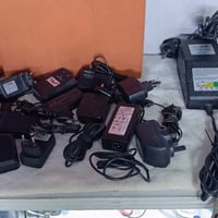 محولات وشواحن فولتيات مختلفه 16 قطعه صغيره وشاحنتين مال بطاريات 12 فول...