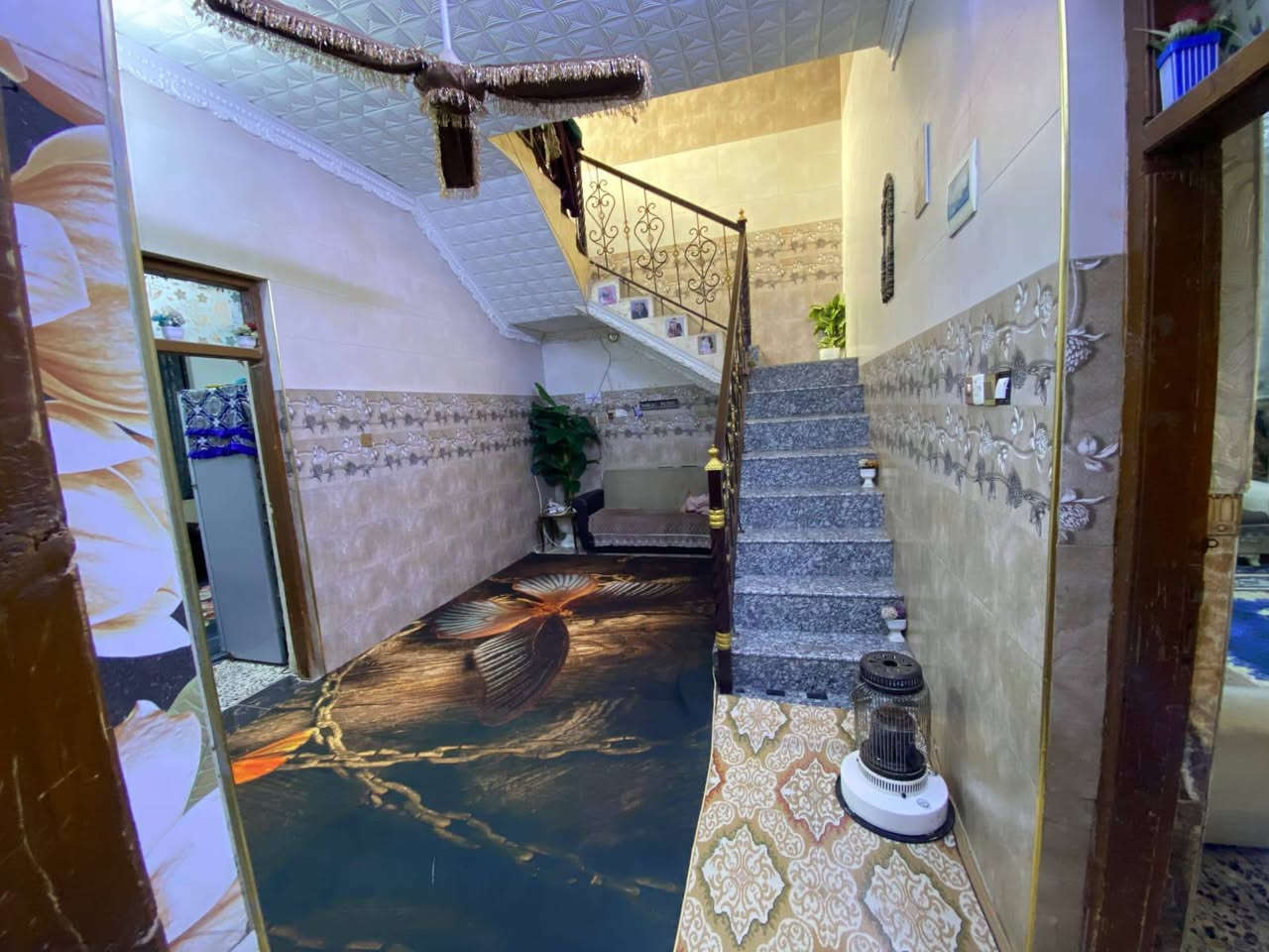 سلام عليكم بيت مساحة 150متر غرفتين واستقبال وحولي ومطبخ حار وبارد صحيات 2واحد داخلي  او ترك والقاط الثاني هيكل ***********
