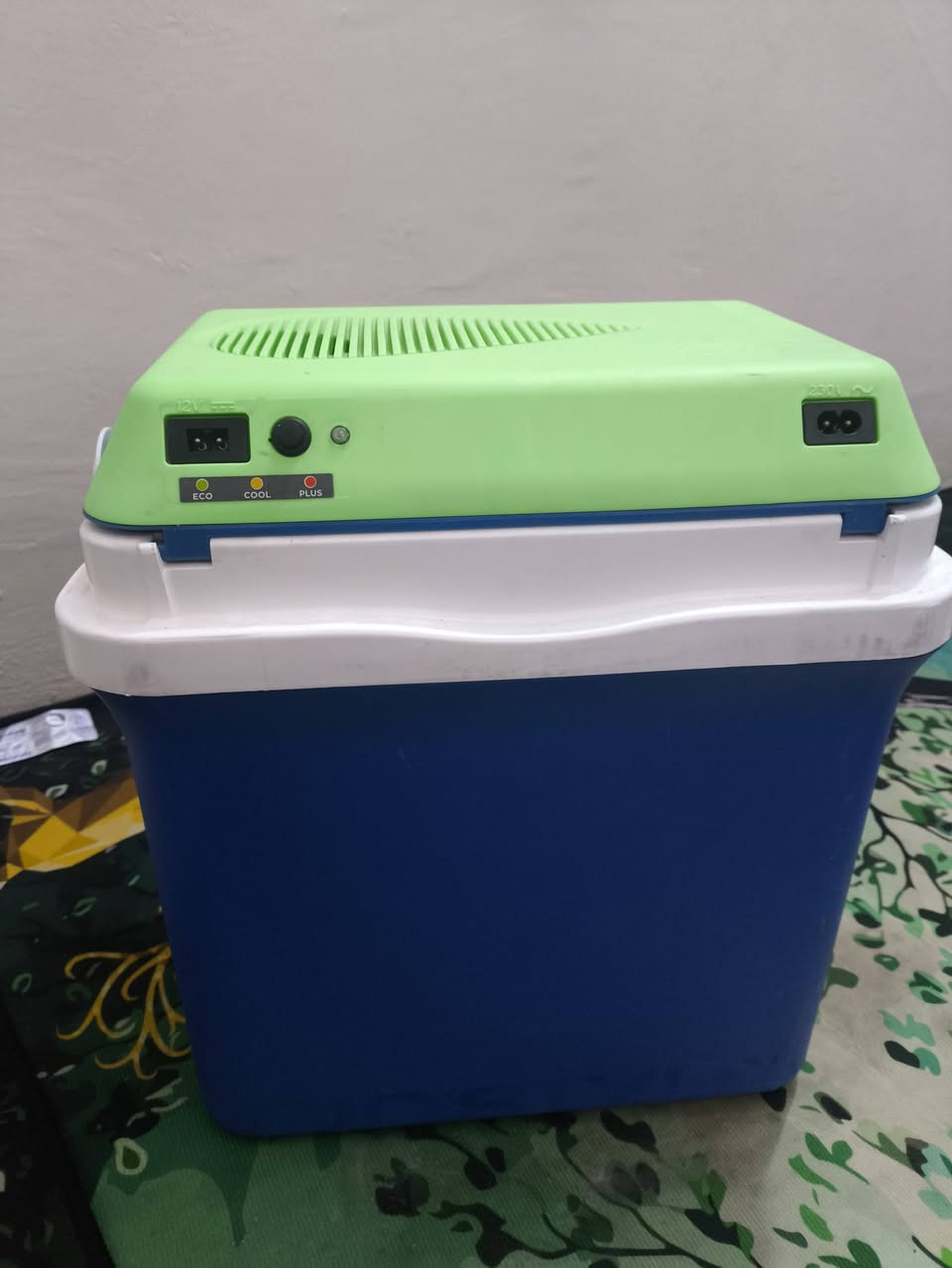 رمضان كريم 
للبيع ثلاجه سيارة تعمل 12Vو220V
السعر 200 الف
***********
