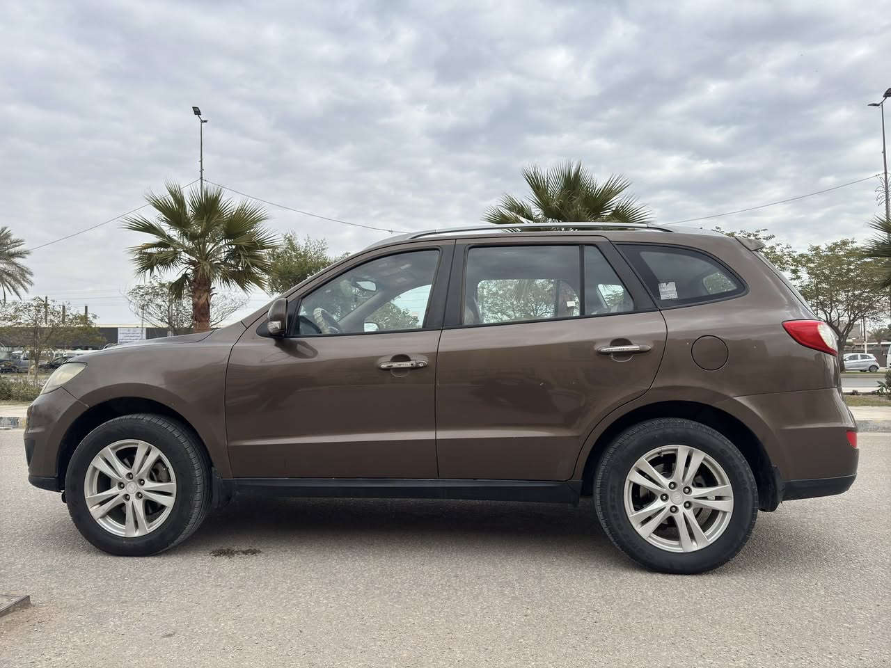 السلام عليكم
🔴بيع نقد فقط ١١٥ ورقه بدون اقساط ولا مراوس

هيونداي سنتافي ٢٠١٠ وارد خليجي
محرك ٤ سلندر ٢٤٠٠  المحرك طابوكه جديده مشدود صارله اسبوع  
السياره بابين مرشوشات فقط .
  " السياره فول مواصفات  عدا الفتحة 
 " كشن كهربائي ثلاث وضعيات
 " شاشه وكامره خلفية 
السياره تحتوي منضومه غاز  من الشركه العامة 
تدفئه وتبريد ثلج  ، السيارة جاهزه بدون اي نواقص 
 السياره رقم انكليزي  بغداد  جديد هزه وسنويه جديده ، 
والسياره بأسمي
مكان  " السياره كربلاء  " 
للاستفسار فقط على هذا الرقم  ***********
غير متواجد على الفيسبوك
