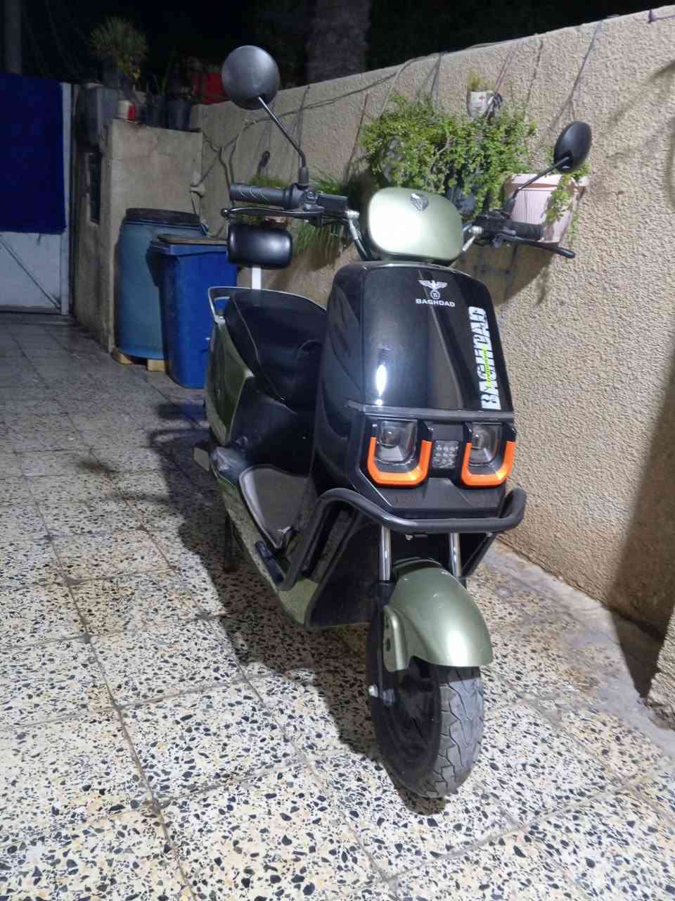 سلام عليكم ورحمه الله وبركاته دراجه شحن للبيع 2026تجي ملف 2500سرعه حقيقة 70الشحنه الوحده تمشيك 90كم وتجي سويجات٢تشغيل عن بعد ٢كارتات تشغيل ٢ السعر850للاستفسار ***********
