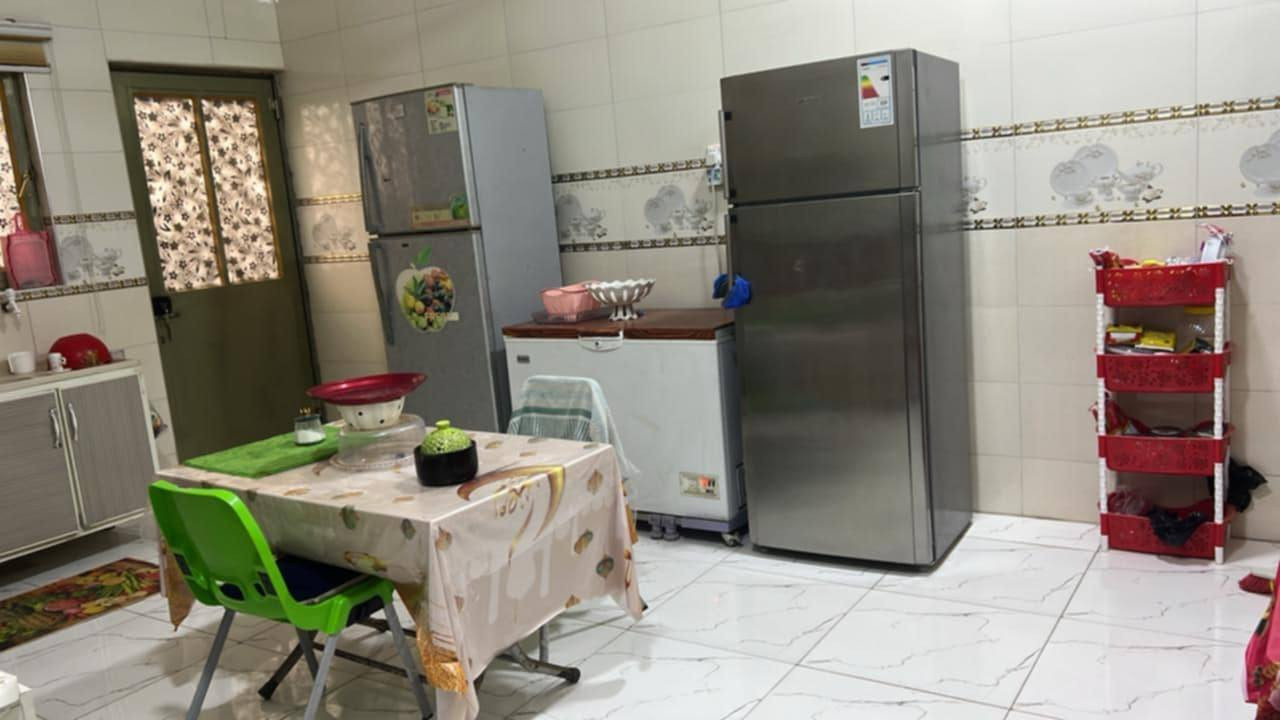 بيت للبيع بناء سنة 2024 طابقين في ابو الخصيب عويسيان قرب مدرسة الإعلام 
البناء طابوق للطابقين عدا الستارة والبيتونة فرمستون وبلوك
البيت طابو زراعي والمالك عراقي موجود 

مكونات البيت :
 الطابق الأول (الارضي) يحتوي على (غرفتين+صالة ومطبخ +إستقبال +كراج +صحيات+حمام+صحيات خارجية  + منور عدد 2 )
الطابق الثاني :
شقتين منفصلتين :
الشقة الأولى درجها معزول 
تحتوي على :
غرفتين منام +صالة مفتوحة + مطبخ +صحيات+منور+بلكونة
أما الشقة الثانية ناقصها فقط تشطيب كاملة تحتوي على :
غرفة 1
صالة كبيرة 1
صحيات 1
مواصفات البيت :-
-المساحة الكلية 228 متر
مساحة البناء 310 متر للطابقين 
- الواجهة  12وربع متر 
 -والنزال 19 متر 
علمآ ان الطابق الأرضي كهربائياته معزلة عن الطابق الثاني من ناحية الكيبل والدكم والجوزات الخ ..
والطابق الثاني كذلك ......
- الكهربائيات:- الجوزات والدكم والبلك سويج  شركة اوزن الاصلي 
علمآ يوجد خط ثاني لكل طابق 
ويوجد كذلك خط انترنت كامل .
البيبان والشبابيك :-
الشبابيك مع الكتائب cnc للطابق الأرضي والطابق الثاني. 
-الجنلات والفريمات 4 ملم .
-وبيبان الغرف والاستقبال شغل عراقي صاج درجة أولى للطابقين . 
-والجراجيب ماليزي جاوي .
-بيبان الصحيات المنيوم تفصال للطابقين.
ملاحظة/ المنطقة جديدة ومعزولة عن المنطقة المجاورها كاملة من ناحية الخدمات
 البيت يبعد عن الشارع العام الرئيسي 150 متر .
 رايده (245 مليون) وبي مجال تواصل وتساب ***********
