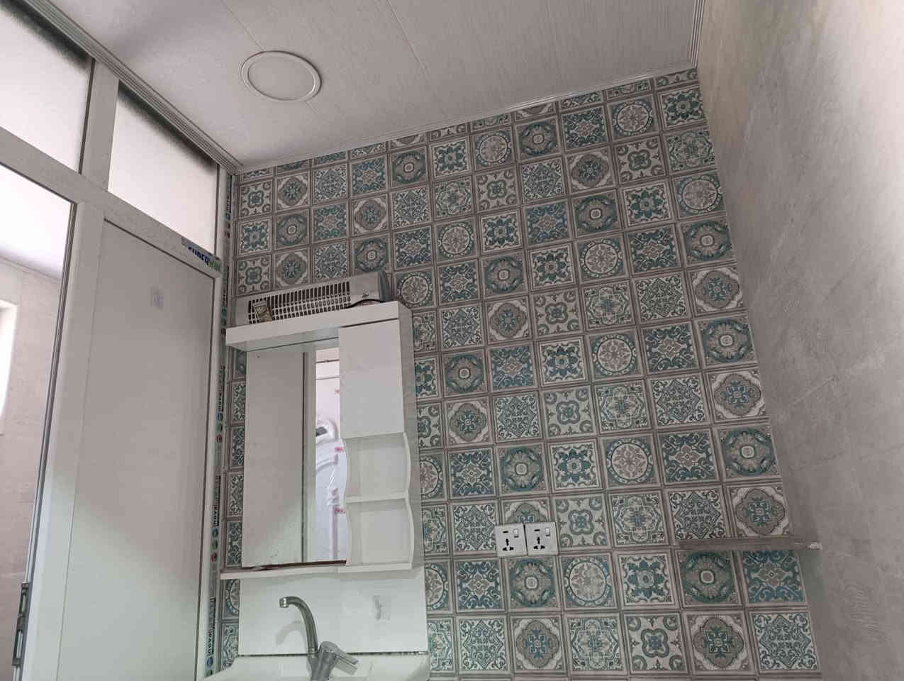 السلام عليكم مشمل للايجار الجمعيه قرب مول الحارث شقه جديده بناء حديث الاجار لعائله اصغيره /صاله/ومطبخ/ غرفه / صحيات / درج مرمر بناء جديد الشقه مكانه مميز الايجار ٤٥٠  بشهر استفسار اكثر الاتصال على الرقم ***********
