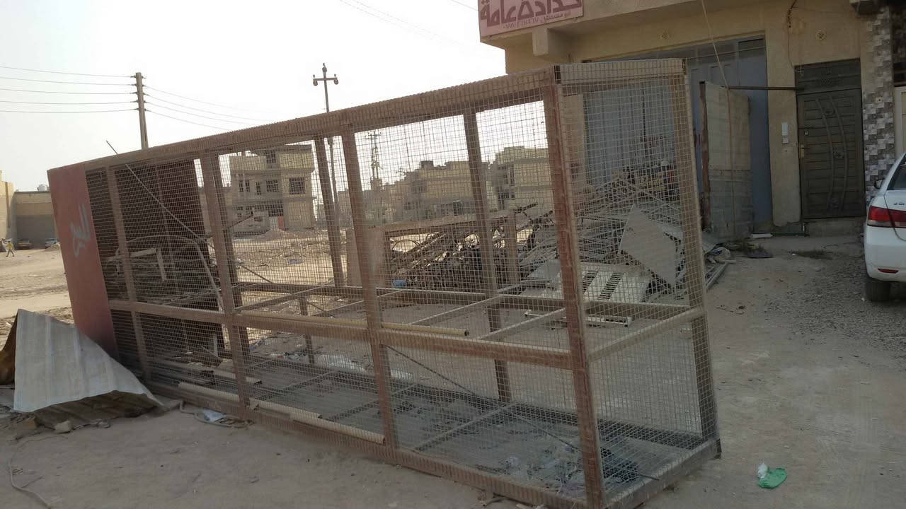 صندوق حديد طوله 6.25م و عرضه 1م و ارتفاعه 2م له باب واحد كما مبين بالصور يستخدم في محلات الانشائيه لحفظ بواري الماء و المجاري و يستخدم لحفظ الدواجن (قفص طيور الزينه و ما شابه) السعر 350 الف دينار الاتصال ***********-*********** كربلاء, العراق
