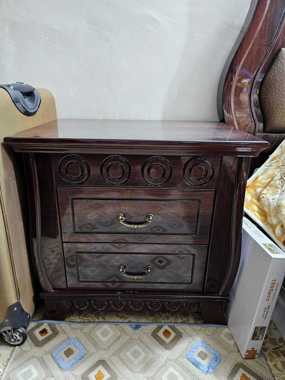 اثاث بيت مستعمل للبيع 
السلام عليكم 
اثاث بيت مستعمل للبيع 
غرفة نوم الحجم الملكي... السعر ٨٥٠ الف دينار
تخم قنفات ١٠ مقاعد... السعر ٦٠٠ الف دينار 
ميز بلازما...  السعر ٧٥ الف دينار 
المكان:  بغداد البياع 
للاتصال:  *********** متوفر واتساب
