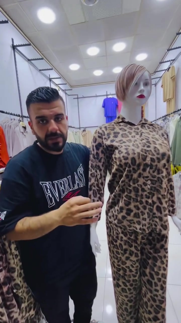 على بركة الله تعالى عرض جديد 🆕 
موديل سوت طلعنه موديل النمري 🐅 
خامته فول قطن مريح على الجسم قالب هاف فري ساير متوفر ب ثلاث الوان وسعره القطعه ب 🔟 الف دينار فقط 
العنوآن خانقين آلسوق مقابل عبود قصاب مول خانقين محلات سجاد دبي القسم النسائي ***********
