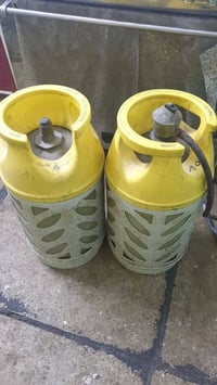 قنينه غاز بلاستك عدد اثنين سعر الوحده 175الف الاتصال 07711080303