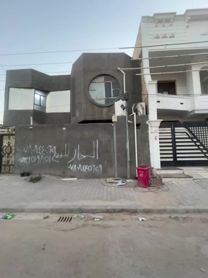 سلام عليكم بيت 200م بحي الجامعه منطقة ال30  خلف الشارع التجاري.  النقطه الداله  جامع ابن كشكول 
  البيت كله دنك صب 
الارضي  مطبخ +غرفه +استقبال +صاله +حمام تواليت كل واحد وحده 
الطابقه الثاني غرفتين  +مطبخ  وحمام وتواليت  سوى 
وبي سطح وبي طابق ثالث 
سعره كلش مناسب 
 لمعرفة باقي التفاصيل اتصل ع الرقم ***********
***********
