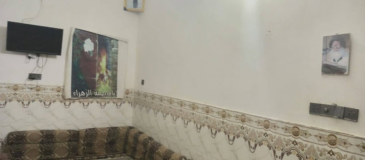 السلام عليكم.. بيت للبيع يتكون من غرفه وصاله جبيره 5*8ومطبخ ودينوانيه 4*8 وصحيات المساحه 170 متر  العنوان شارع البانزين خانه حي العصوم بالقرب من مجمع العصوم السعر 38 وبي مجال قليل للتواصل ***********
