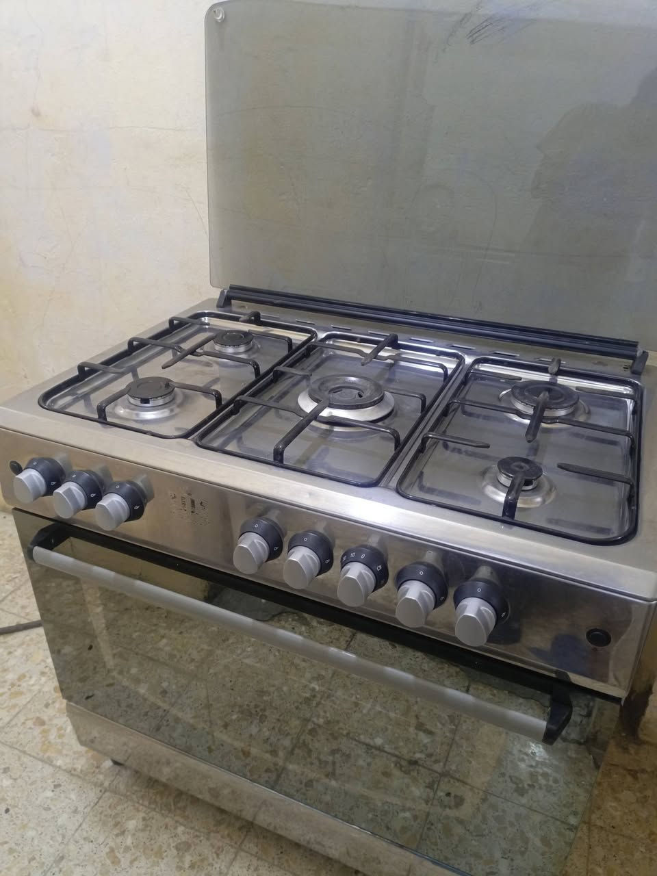 طباخ 5 مشاعل باب اول اخو الجديد ناره قوية زركة نضيف كلش وشغال العيون والفرن ممستخدم مرة وحدة بعده جديد شرط الفحص سعره مناسب اني مكلف بلنشر الاتصال بلرقم واتساب موجود 
***********
