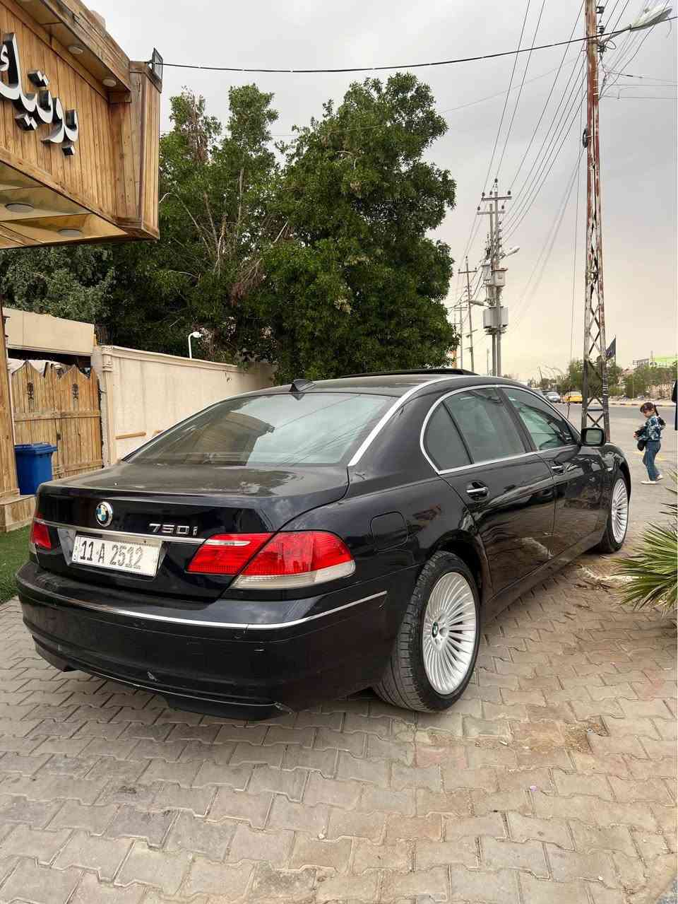 السلام عليكم BMW باخرة خليجي 2007 باب طويل فول مواصفات لون حبري طوخ على سواد كلش حلو السيارة كفالة من الضربة والطخة صبغتهة جمالية بسبب الجراد وعندي فديو قبل الصبغ رقم بغداد مميز بسمي شخصياً وهزة جديدة ثاني يوم حول حجم 730 مكينة كير مكفول كهربائيات سبانة ما ممدوة عليهة وماشية قليل 190 كيلو وبالخير على الصير من نصيبة 
رقمي ***********
مكاني بصرة البصرة, العراق
