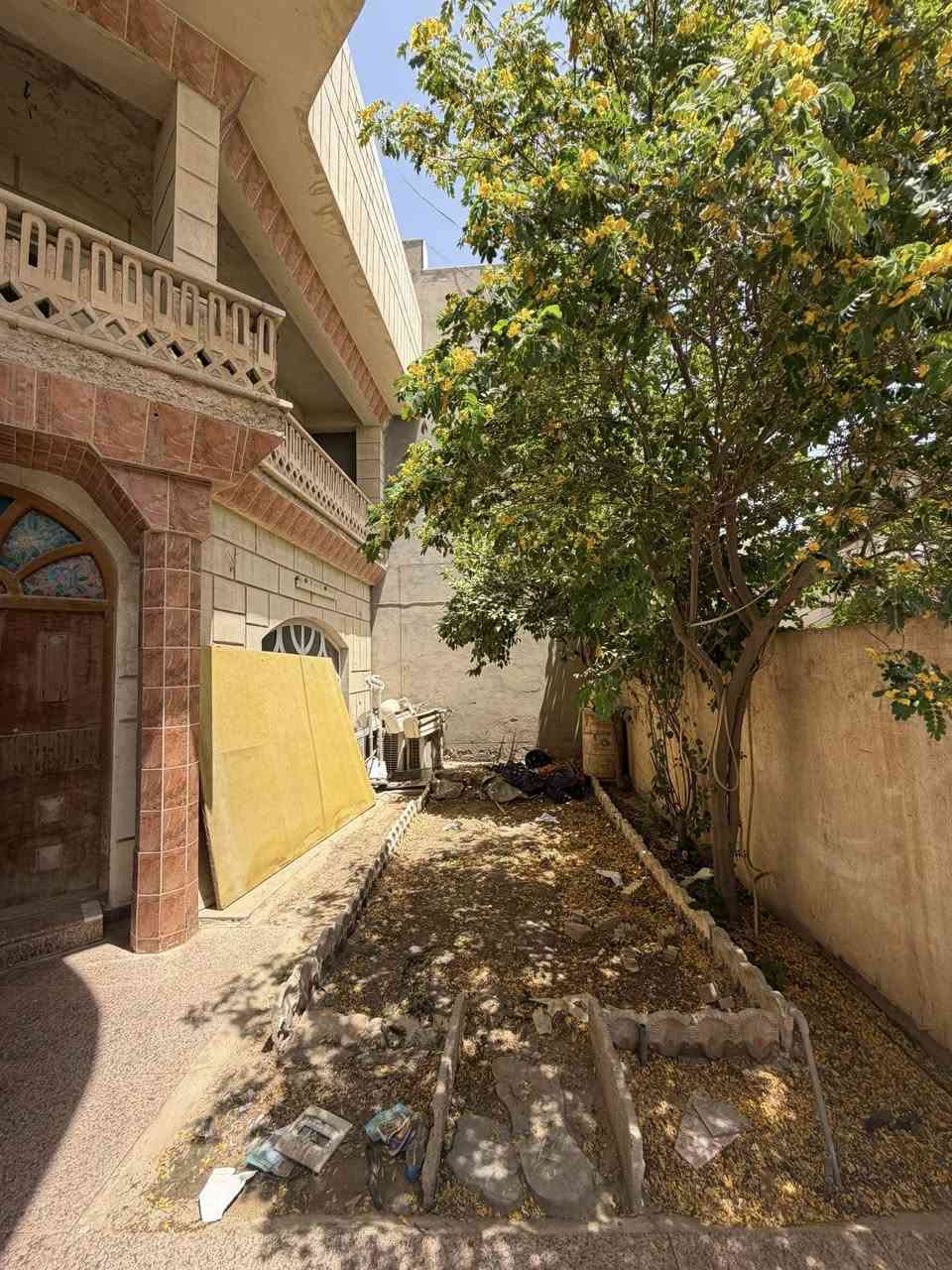 🏡/ دار للبيع المساحة ٢٠٠ م طابو صرف 

              الواجهة ١٠ م / النزال ٢٠ م

🧱/ بناء نظيف جداً ٢٠١١

الطابق الاول/ مطبخ . هول . صالة . غرفة نوم . مجمع صحيات. گراج . حديقة 

الطابق الثاني/ ثلاث غرف نوم .هول . مجمع صحيات 

🌏الموقع/ حلة حي الاساتذة الاولى شارع المحولة امام متنزه قريب جداً من شارع ٦٠. 

                        ( تبليط مجاري )

⭕️نستقبل جميع العروض التجارية والسكنية والزراعية في جميع مناطق الحلة 

لمعرفة السعر مراسلة الصفحة او زيارة مكتب 

حسنين للعقار الكائن في شارع الحسينية من جهة شارع ٦٠ 

***********           ***********

