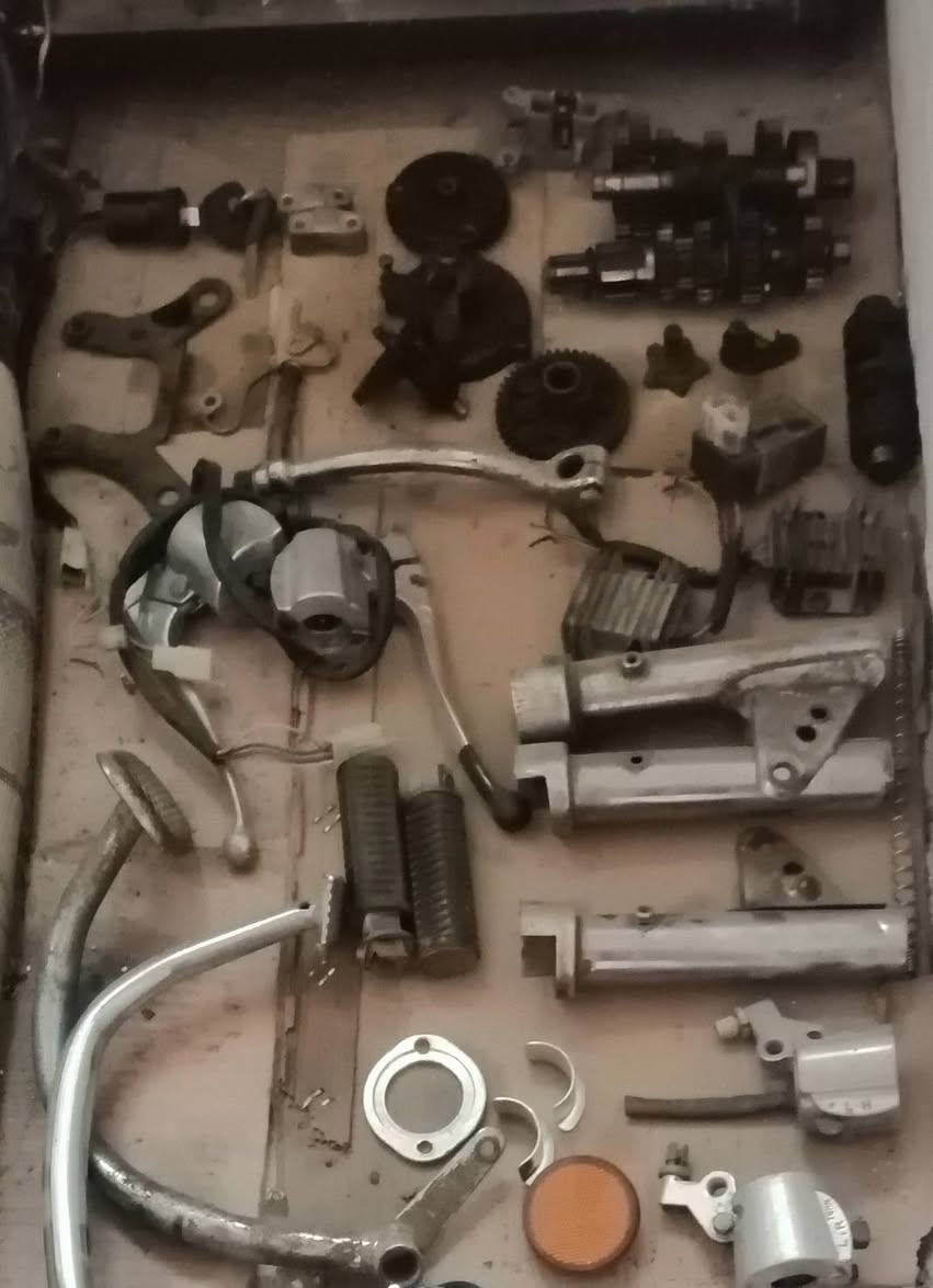 غراض أربعه كير و دايوان للبيع مكاني كربلاء *********** اسعار ١٥ وجوه.. تحياتي.
(كير أربعه اصلي كامل وياه نجمه وشجره. اويل بم اصلي . دوسه بريك خلفي عدد ٢. قباقه كلجات وماكنيت اصليات. ضفيره أربعه كير. شوته. علايم تانكي. دشالي زنجيل بلادي ١٤ و١٥ ورياضي ١٧. كلجات رياضي ٢٠٠ شلعه معدل ١٣٠ يرهمن أربعه كير و دايوان عظم. فلاوين جديد أربعه كير و عظم. مجاميع لايت واشاير. ضفيره دايوان عظم. كور دايوان عظم ويرهم ستوته اربع براغي. زنجيل اكو نحاس واكو ذهبي مال امزت. كوبلن عظم جديد. دشلي عظم ونفخ بلاد. شفت ويل وماشه. نشره ستيرن وسطيه).
