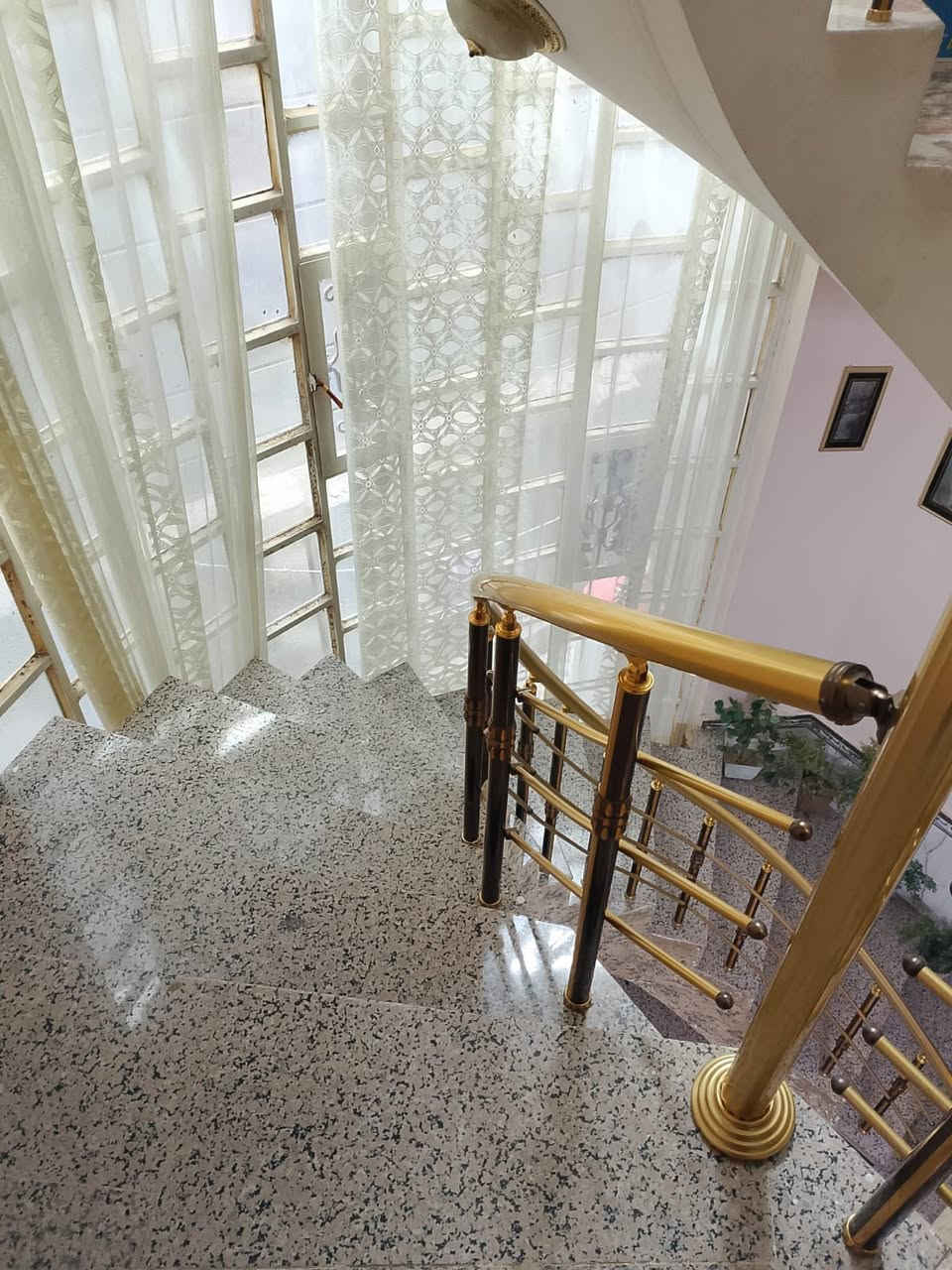 سلام عليكم بيت200م بناء كونكريت مسلح طابقين خمس غرف نوم استقبال صالتين مطبخ حار وبارد صيحات عدداثنين وكراج سيارة
حي الجامعه شارع سوات
***********
***********
